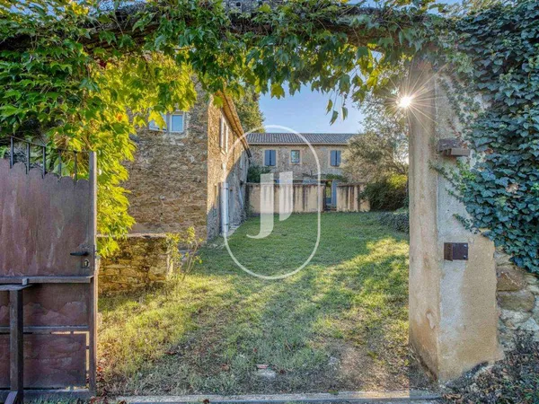 Maison 7 pièces 320 m²