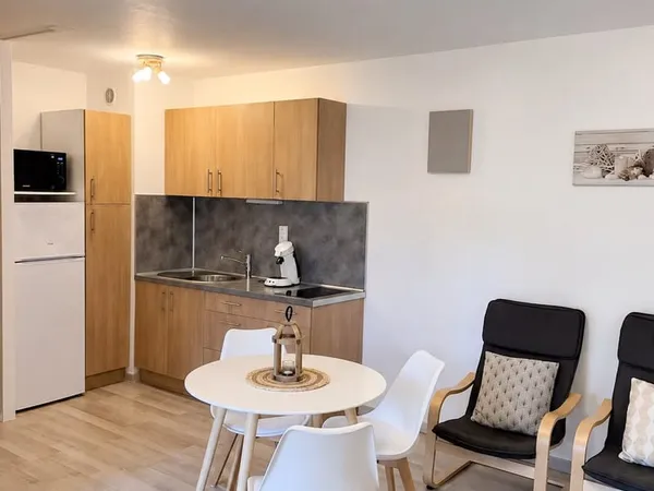 GRÉOUX-LES-BAINS STUDIO MEUBLÉ DE 27 M2 AVEC BALCON ET PAR