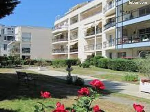 Résidence services ‘'Le Bel Âge' - Type 2 de 49,32 m² au troisième étage avec ascenseur, balcon, gar