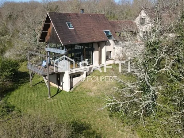 Maison suspendue dans son environnement