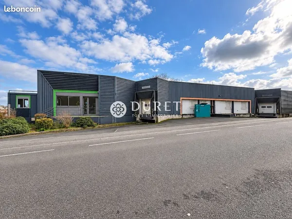 Local 721 m² Rives de l'Yon