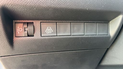 Peugeot 208 1.2 Puretech 100 - Allure – 2022 – 26185 km – Essence – Boîte Manuelle — photo 5