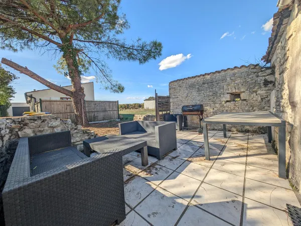 Petite maison indépendante avec terrasse et parking