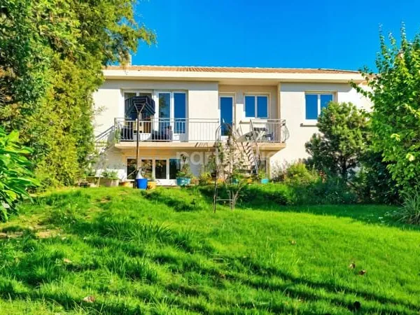 LA ROCHE-SUR-YON -- QUARTIER RIVOLI -- MAISON 6 PIECES -- 145 M2 -- JARDIN SANS VIS A VIS -- GARAGE
