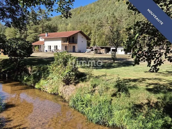 Belle propriété construite sur 15856 m2 à Philippsbourg.