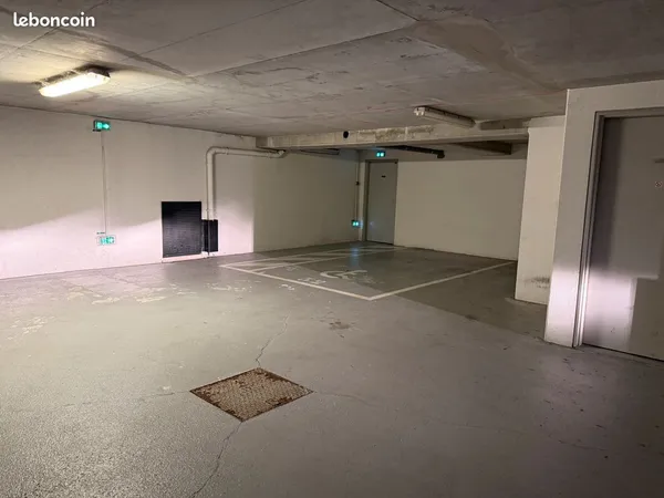 Grand parking handicapé 41 rue Arthur Rozier
