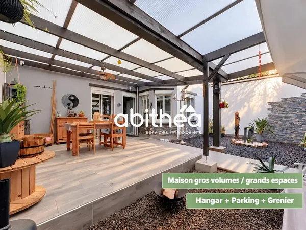 UNE MAISON FAMILIALE AUX VOLUMES GÉNÉREUX ET AUX NOMBREUX AT