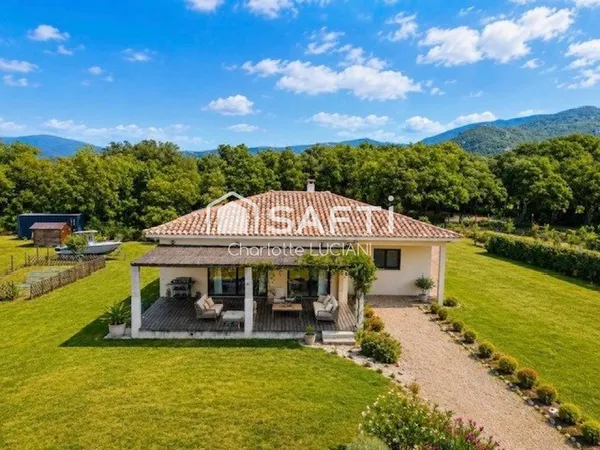 Maison familiale de plain-pied sur 1 920 m² de terrain plat et piscinable
