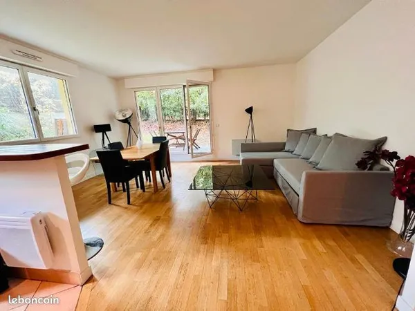 Grand 2 pièces à louer en meublé à ST Cloud en REZ DE JARDIN + 2 TERRASSES