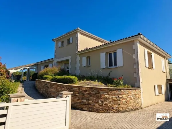 Maison Contemporaine 241 m² avec piscine et grand terrain 2 hectares