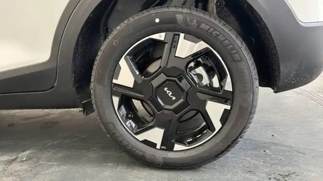 Kia Stonic 1.0 t-gdi 100 ch dct7 — photo 28