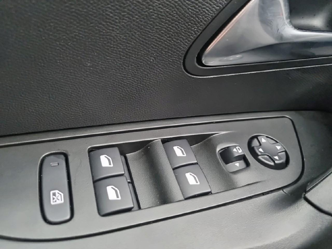 Peugeot 2008 puretech 130 s&s eat8 allure pack — photo 33