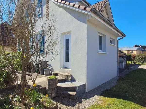 Maison individuelle de type 6 avec garage.