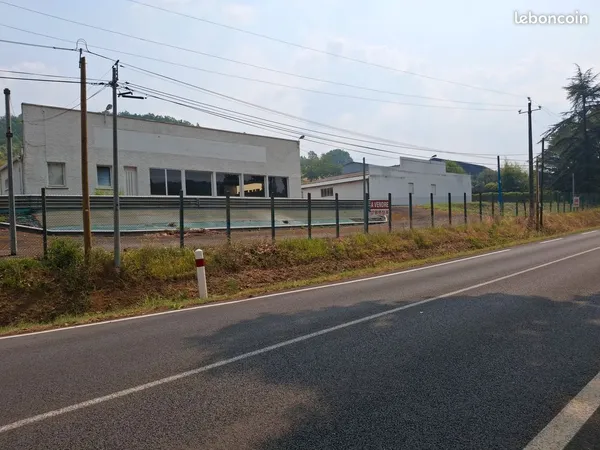 A VENDRE - Ensemble immobilier professionnel sur un terrain de 4 800 m2