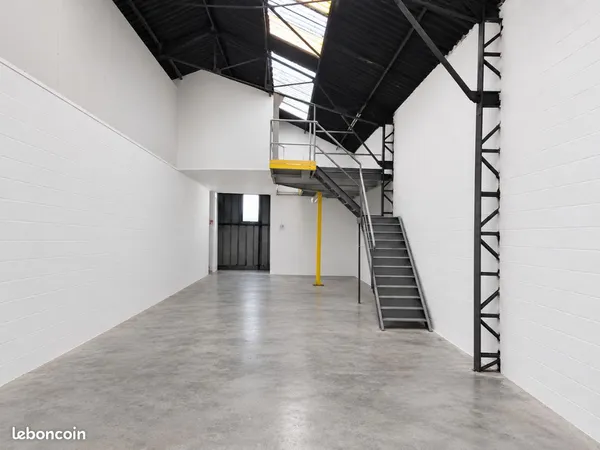 Hangar 130m2 coeur de ville