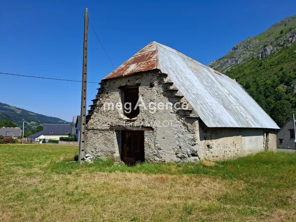Grange à aménager sur terrain plat de 8106m²