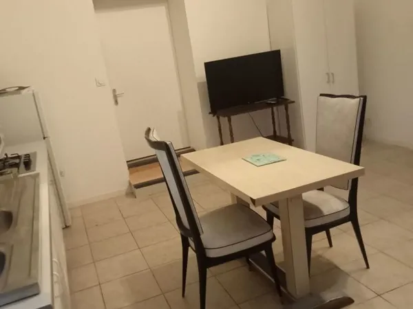 Clair et spacieux pour ce studio meublé à la campagne