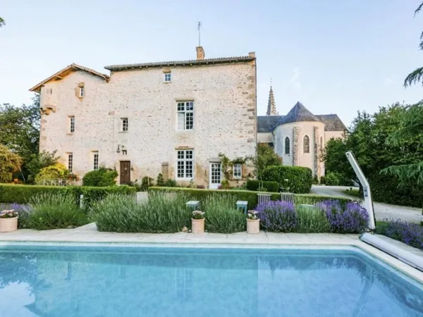 Ravissant prieuré dans un village paisible, a 1 heure de Saumur