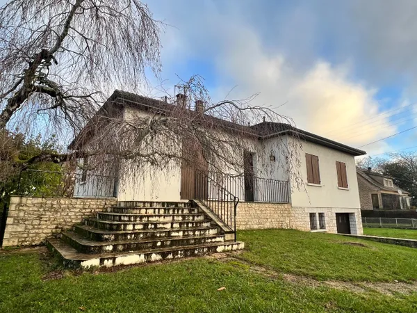 CENTRE VILLE DE LALINDE, MAISON SUR 2 NIVEAUX DE 176 MÂ² SH IDÃ‰AL