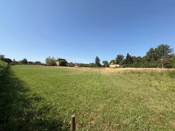 TERRAIN CONSTRUCTIBLE DE 2 779M BORNÃ‰