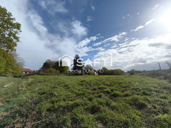 Terrain constructible de 2156 m2 situé à proximité du centre ville de Saint-Amour