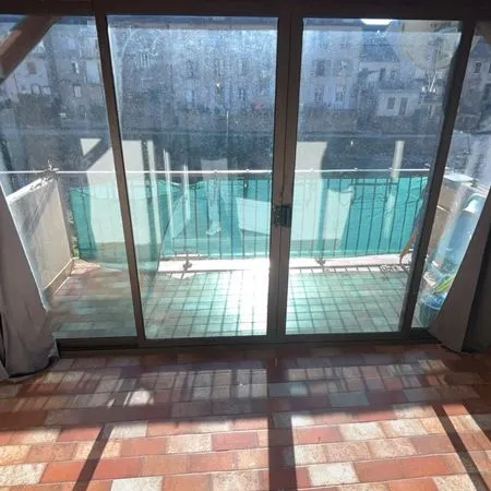 Studio avec balcon et véranda sur lot