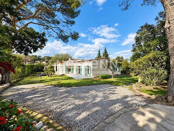 A VENDRE-LA CRAU Maison de plain-pied 157 m² -Terrain de 2 494 m² avec potentiel de division