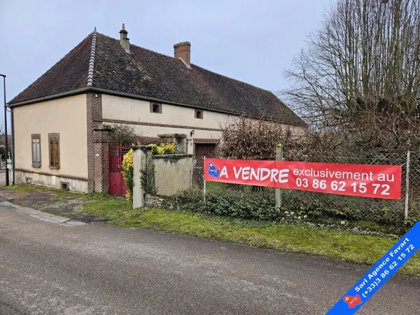 FERMETTE AVEC GRANDES DÉPENDANCES EN CENTRE VILLAGE