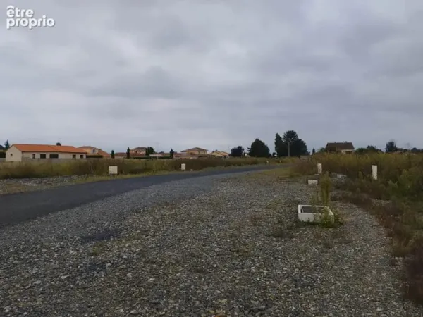 Terrain 825 m²