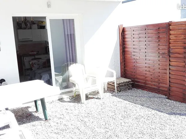 STUDIO MEUBLÉ 24 m² - 650 TOUT COMPRIS - TERRASSE 20 m² AVEC SALON DE JARDIN- PARKING PRIVÉ SÉCURISÉ