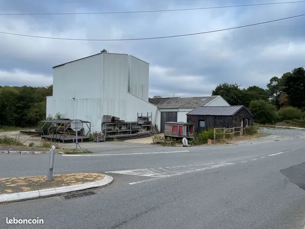 Double bâtiment industriel 1250m2 couvert + maison 200m2, le tout sur 6500m2