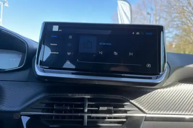 Peugeot 2008 hybrid 145 e-dcs6 — photo 27