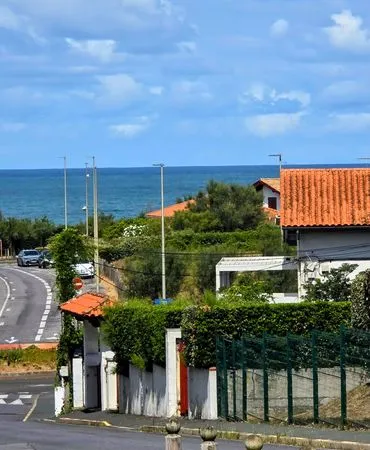 Grand studio 32m2 jardinet plages a pied