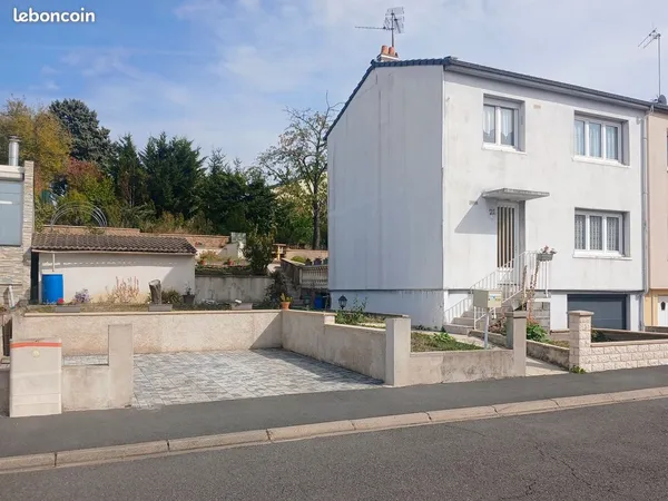 Maison 3 chambres en impasse avec garage, jardin, parking privé et fort potentiel de valorisatiion -