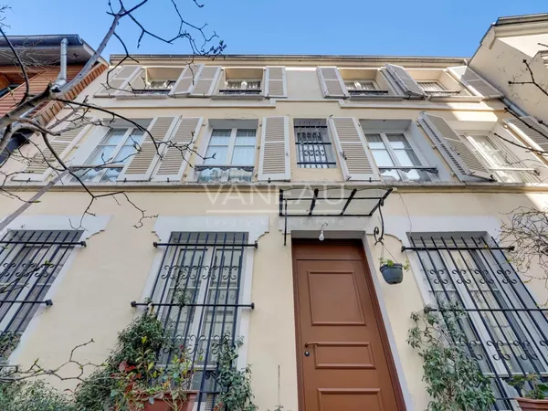 Paris XVIIIe - Maison de ville familiale avec cour arborée à l'avant plein sud -