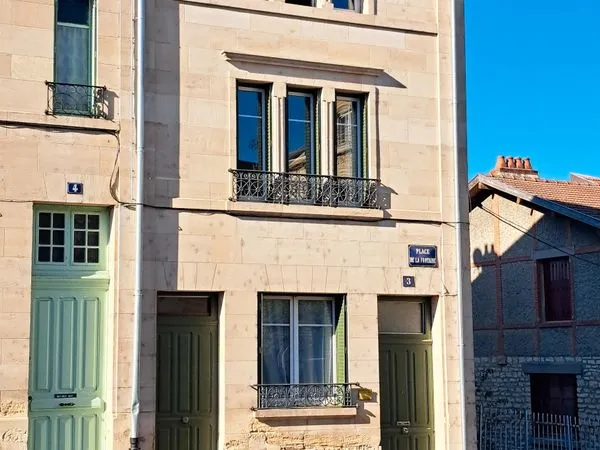 Maison de ville à Bar-Le-Duc - 6 pièces, 165 m2, DPE C - Charme de l'ancien refait à neuf avec garag