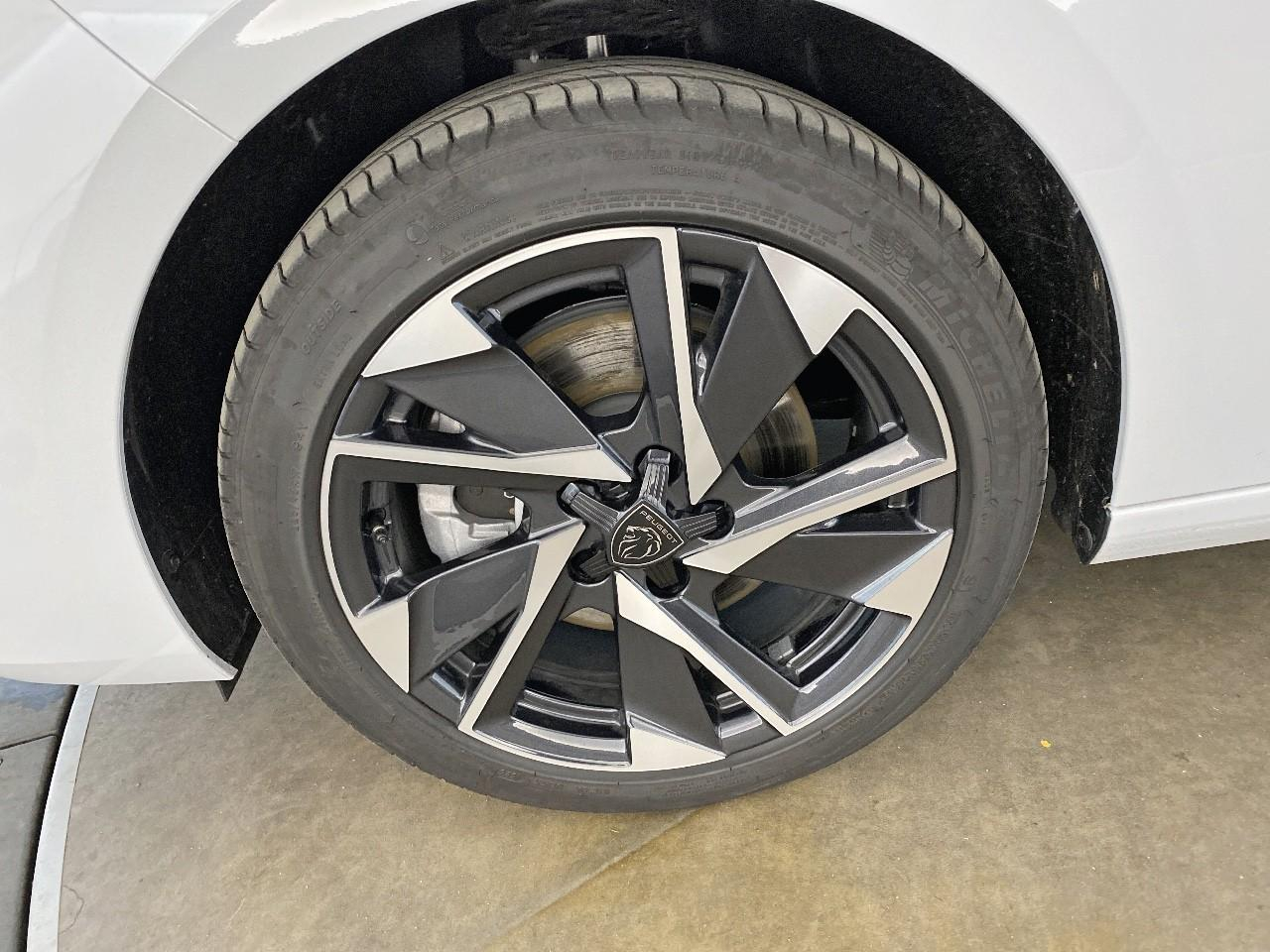 Peugeot 308 hybrid 145 e-dcs6 allure — photo 11
