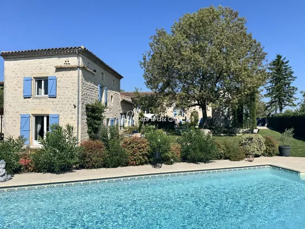 Superbe maison en pierre blanche avec gîte, piscine et jardins
