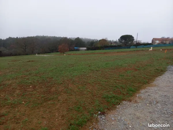 Burlats, terrain viabilisé de 899 m²