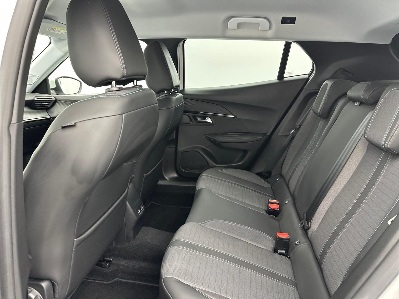 Peugeot 2008 puretech 130 s&s eat8 allure — photo 12