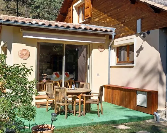 MAISON AVEC GARAGE, CAVE SUR TERRAIN DE 1 590 M²