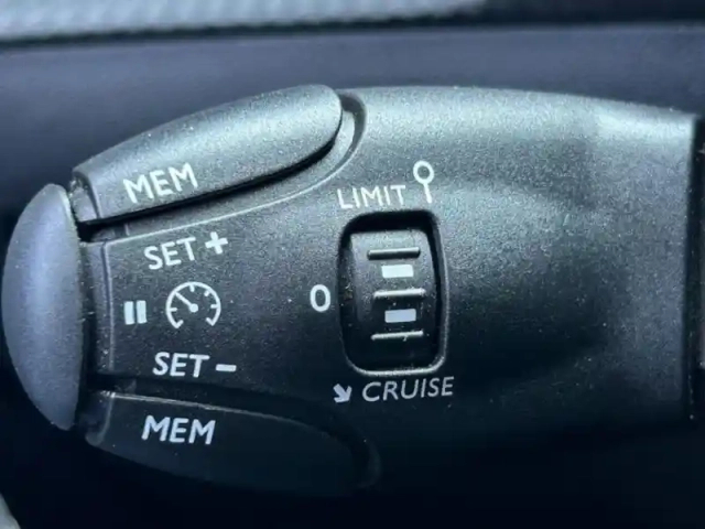 Peugeot 2008 e- 136ch allure — photo 7