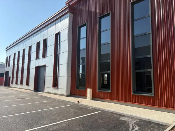 Local d'activité 954 m²