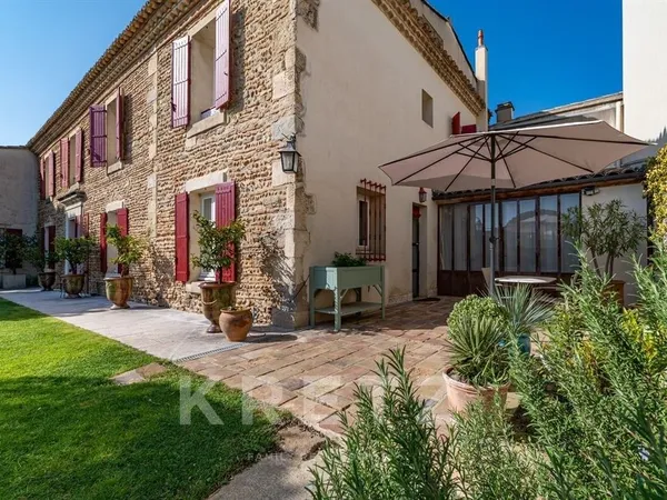 Maison vigneronne en pierre avec piscine, 5 chambres, à 20 minutes au sud de Nîmes.