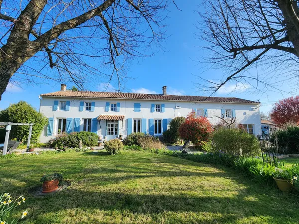 Authentique Longère Charentaise Rénovée avec Vue Panoramique et Potentiel Gîte - Proche Cognac et La