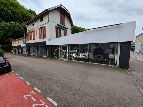 Local commercial, grande vitrine, rue passante.