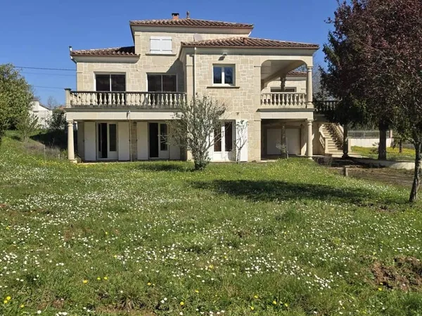 Maison 7 pièces 284 m²