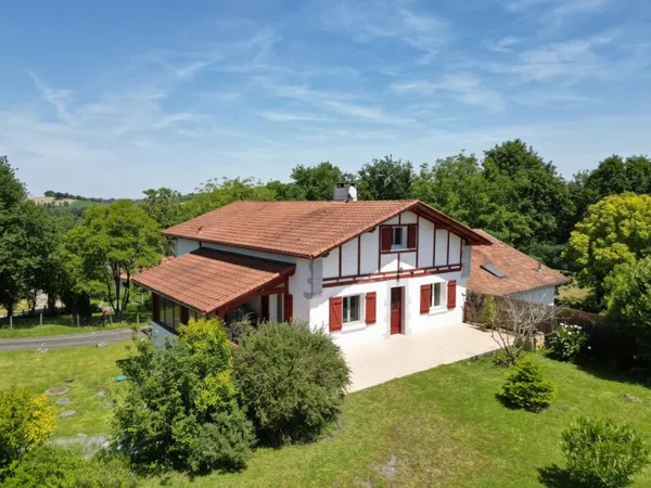 HANDIA Maison familiale avec sous-sol complet sur les hauteurs d'Hasparren
