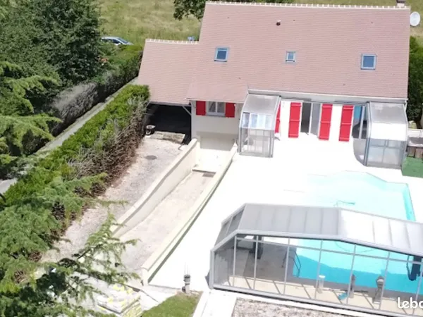 Belle maison 160m2 Hab S/sol piscine couverte 750m2 terrain