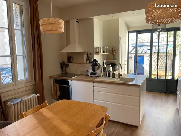 Maison T5 meublée pleine de charme, avec garage, place réservée et cour ensoleillée
